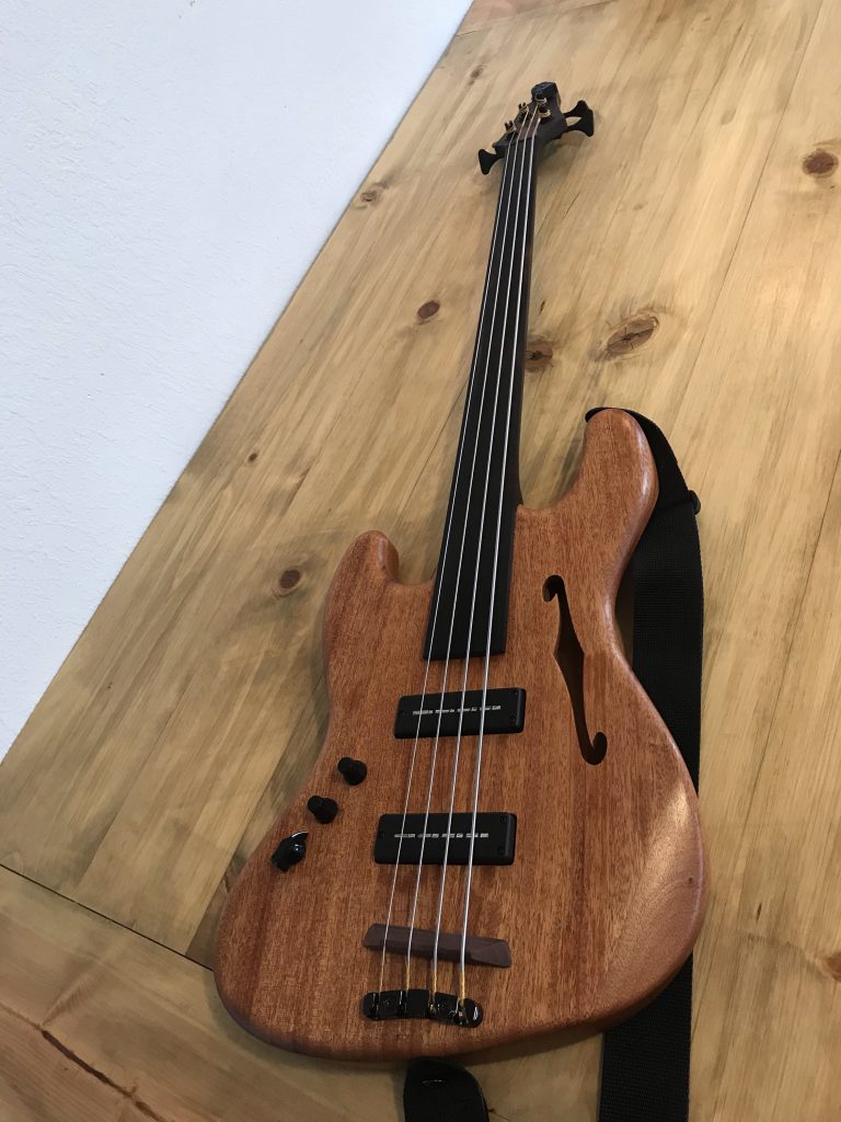 Bassist Doug Walker “zenge” Semi Hollow Fretless Jazz Bass 7409