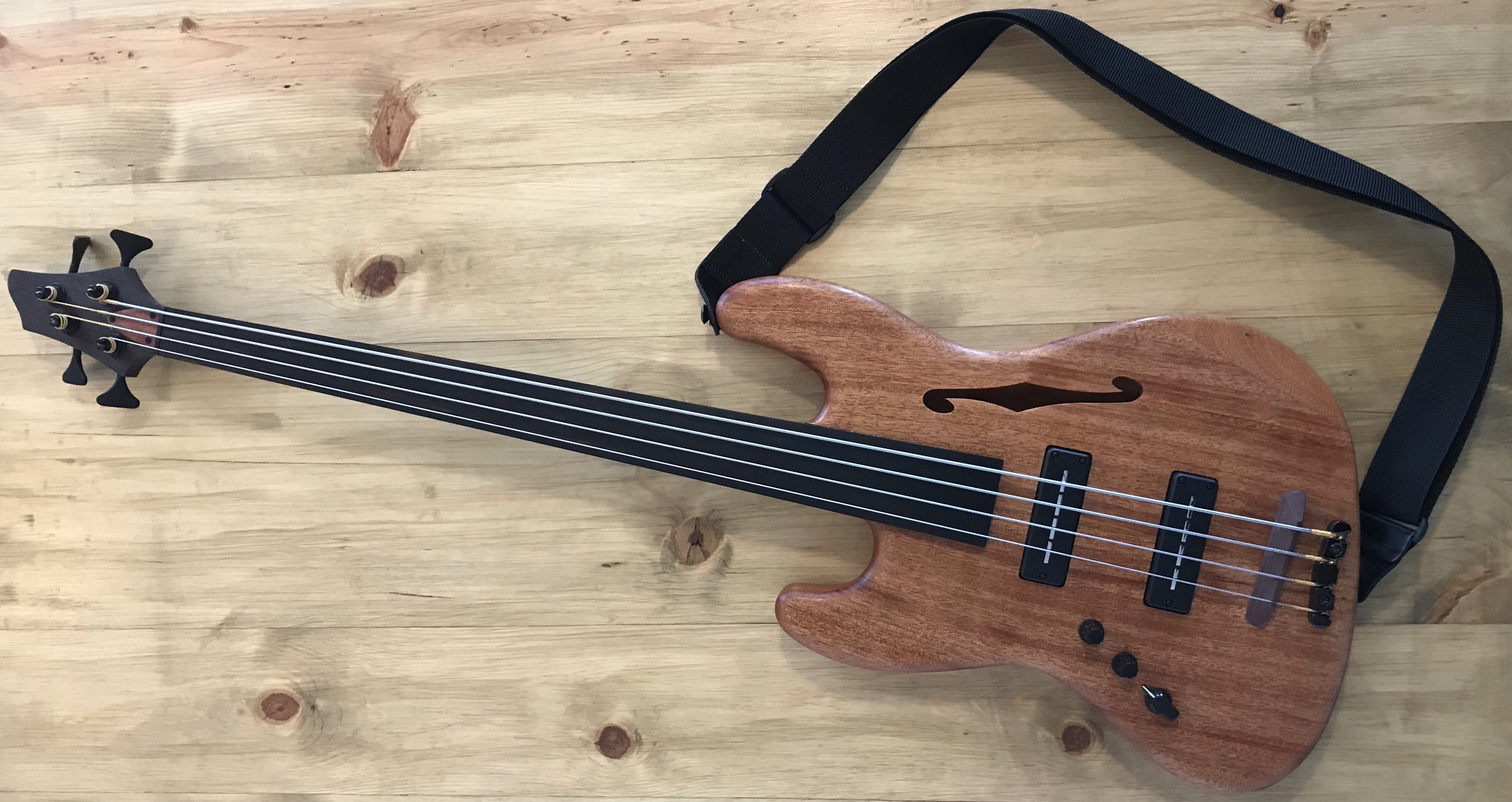 “Zenge” – Semi-Hollow Fretless Jazz Bass